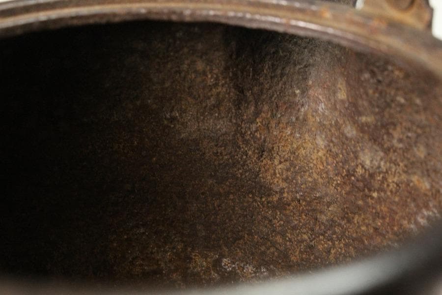 古鉄 持ち手 唐草 銀象嵌 瓶 注器 鉄瓶 銀摘 金縁朱塗蓋(K-XA812)