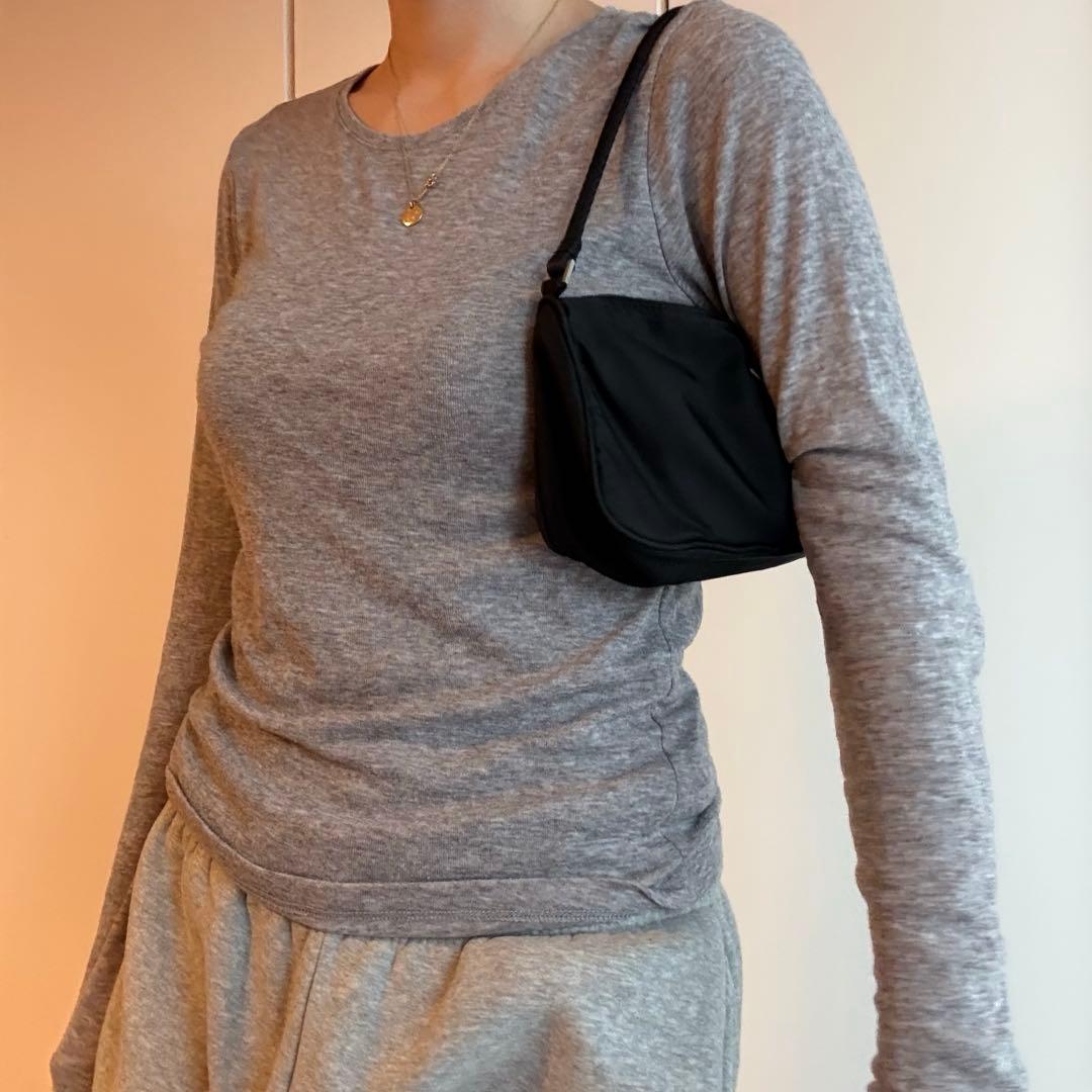 PRADA プラダ　アクセサリーポーチ ブラック ナイロン 三角ロゴ　黒