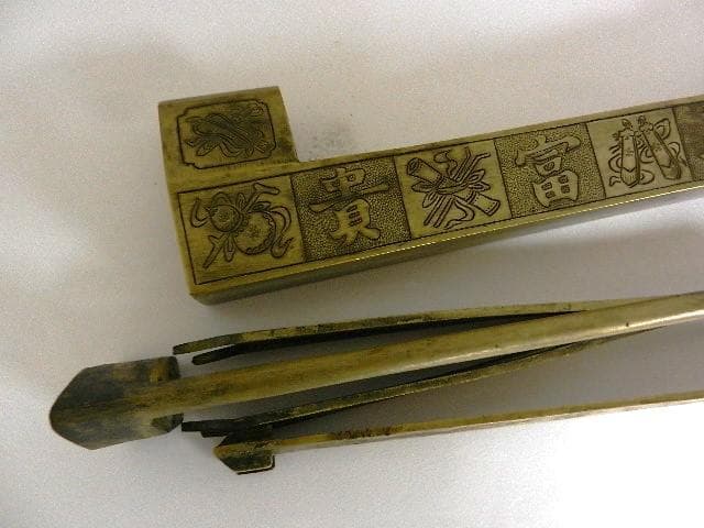 「荣華富貴　大明萬歴年造　龍や童子」などが彫刻された大形の黄銅製錠前