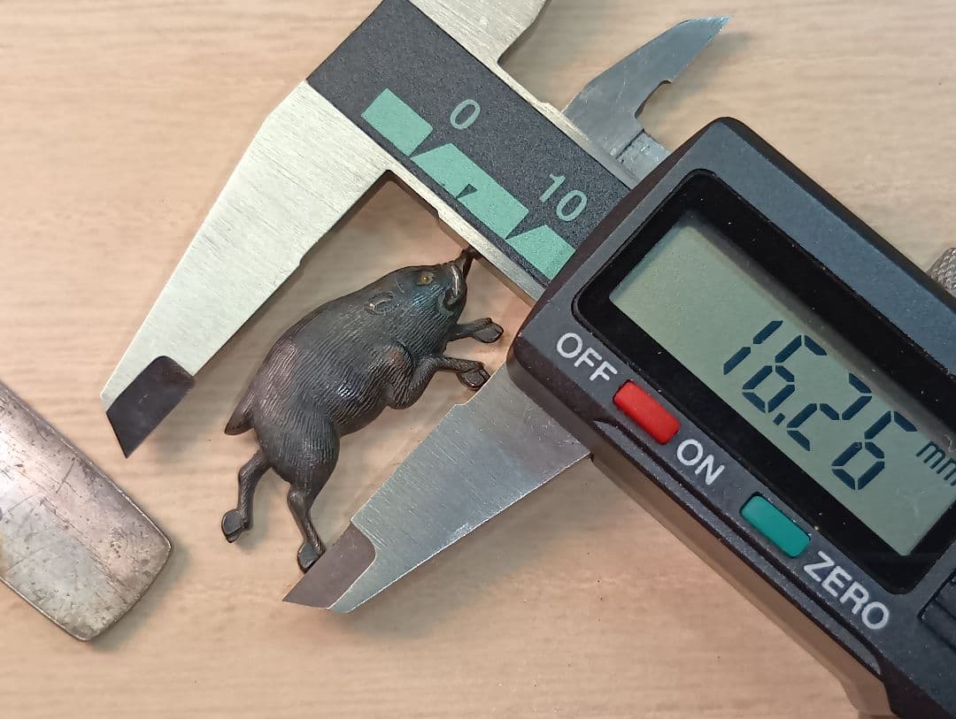 煙草入れ／前金具／猪