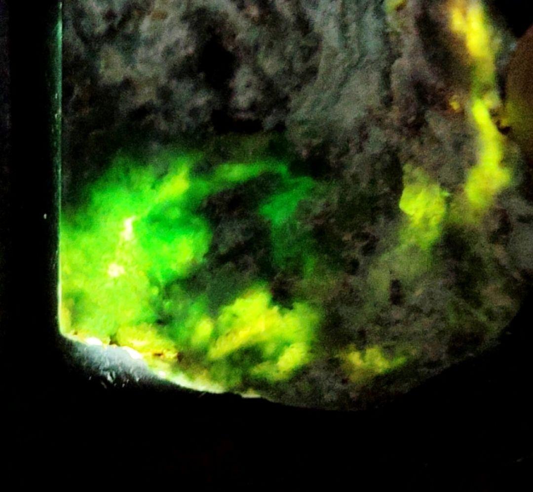 ★翡翠原石★糸魚川硬玉【山之坊コスモクロア・切り出し端材49ｇ】