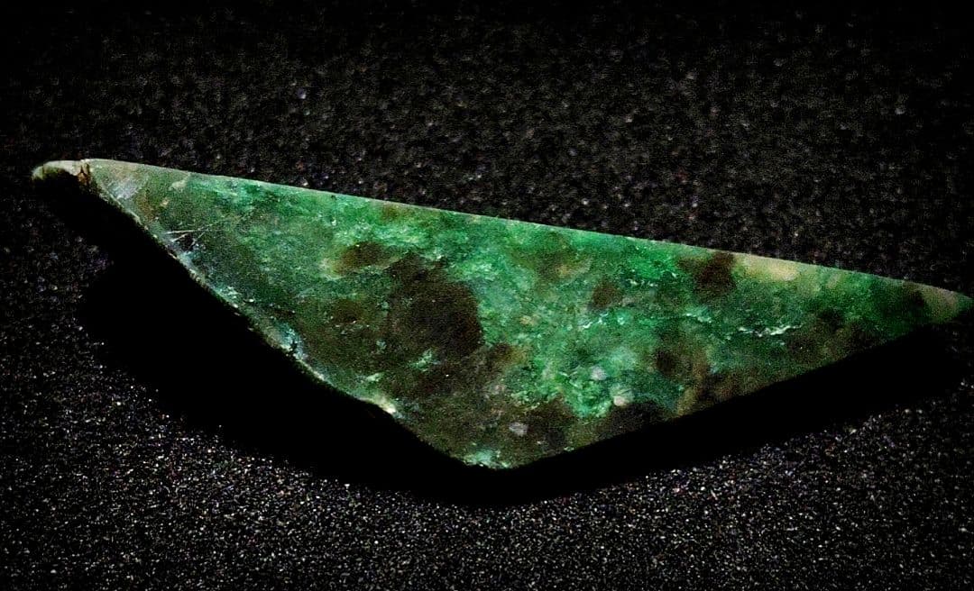 ★翡翠原石★糸魚川硬玉【山之坊コスモクロア・切り出し端材49ｇ】