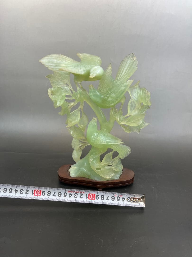 ［美品］翡翠 鳥　彫刻　天然石 木製台座　送料込み