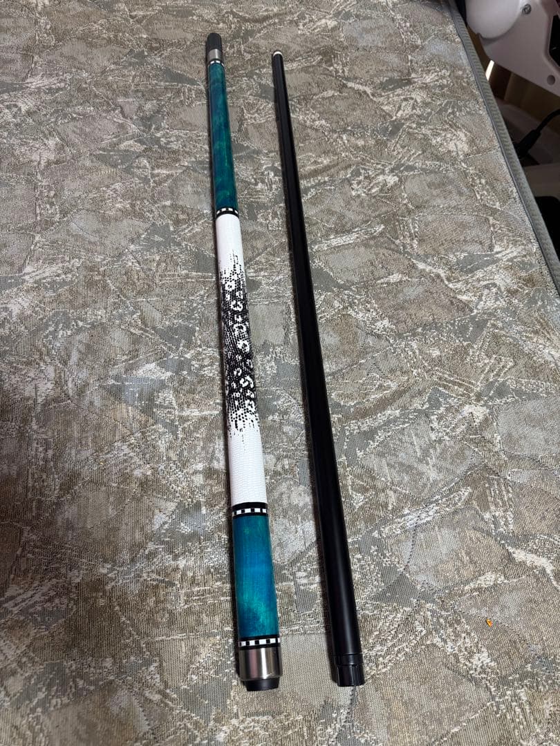 ビリヤードキュー 青と白のグラデーション