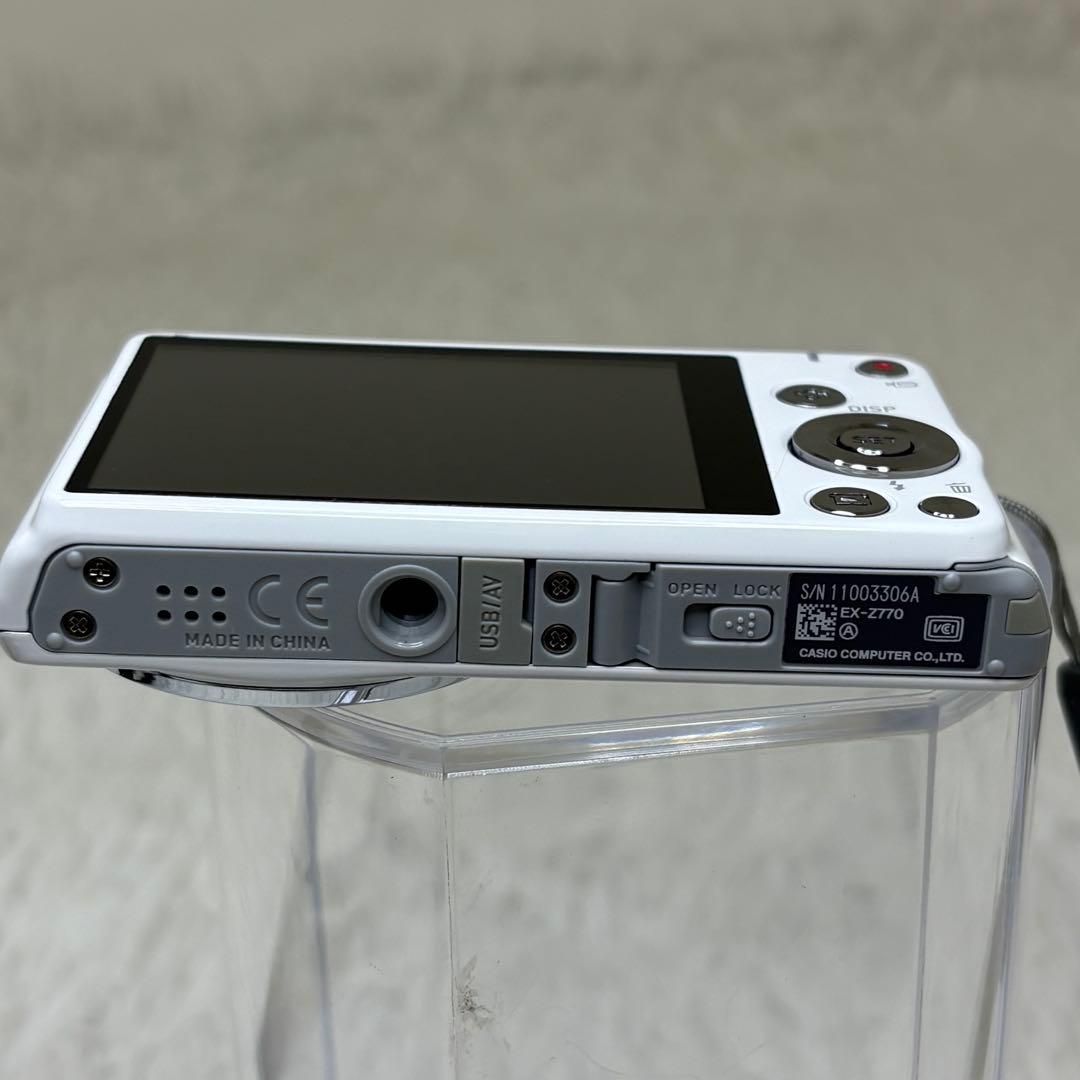 美品　CASIO カメラ　EX-Z770 充電器　ホワイト コンデジ　動作品