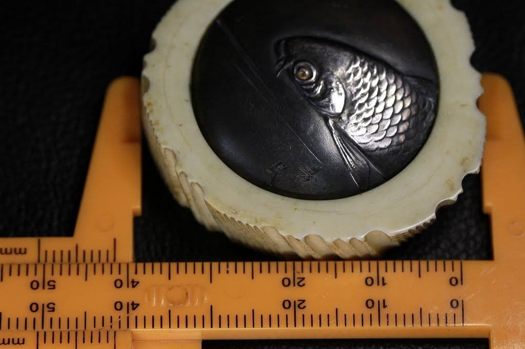 芳民 在銘「泉に泳ぐ鯉」 鏡蓋根付