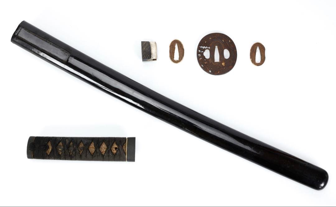 【時代物】日本刀 拵え一式 五種 鮫皮巻 黒呂塗 蜘蛛椿花図 刀装具 武士具