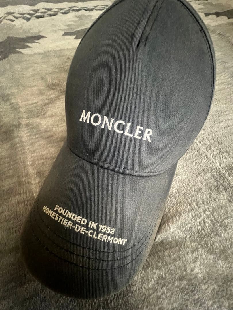 MONCLER ダークグレー キャップ