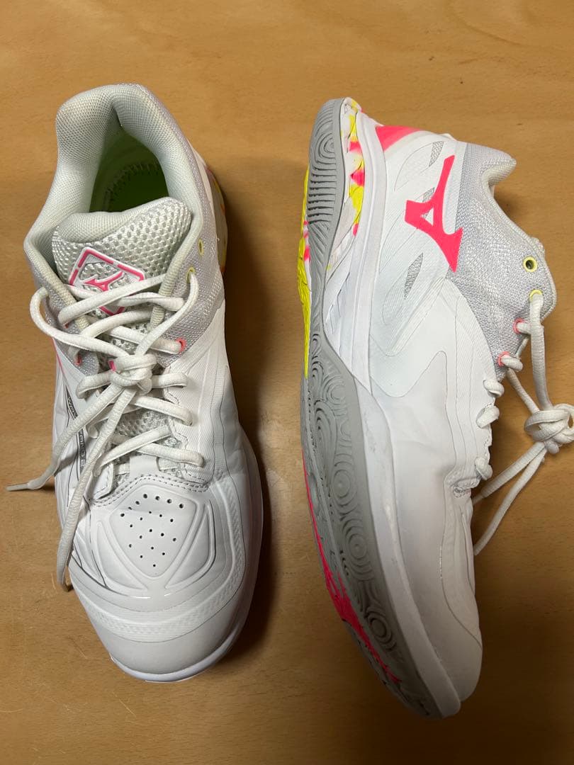 【美品】ミズノバドミントンシューズ ウェーブファング2 Fit 27.5cm