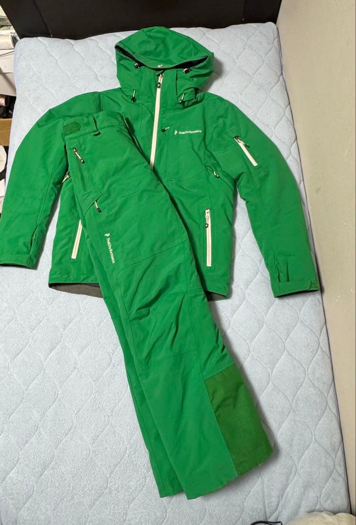 最終値下　美品　peak performanceスキーウェアジャケットとパンツ