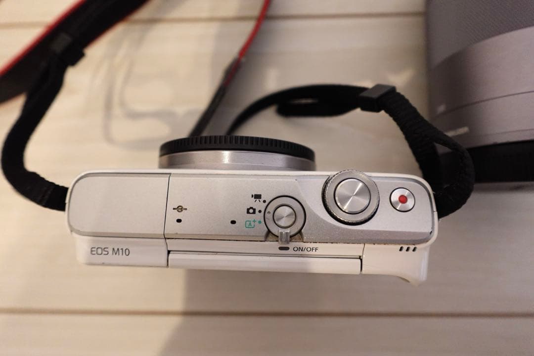 Canon EOS M10 ダブルズームキット ホワイト　お値下げ中❗️