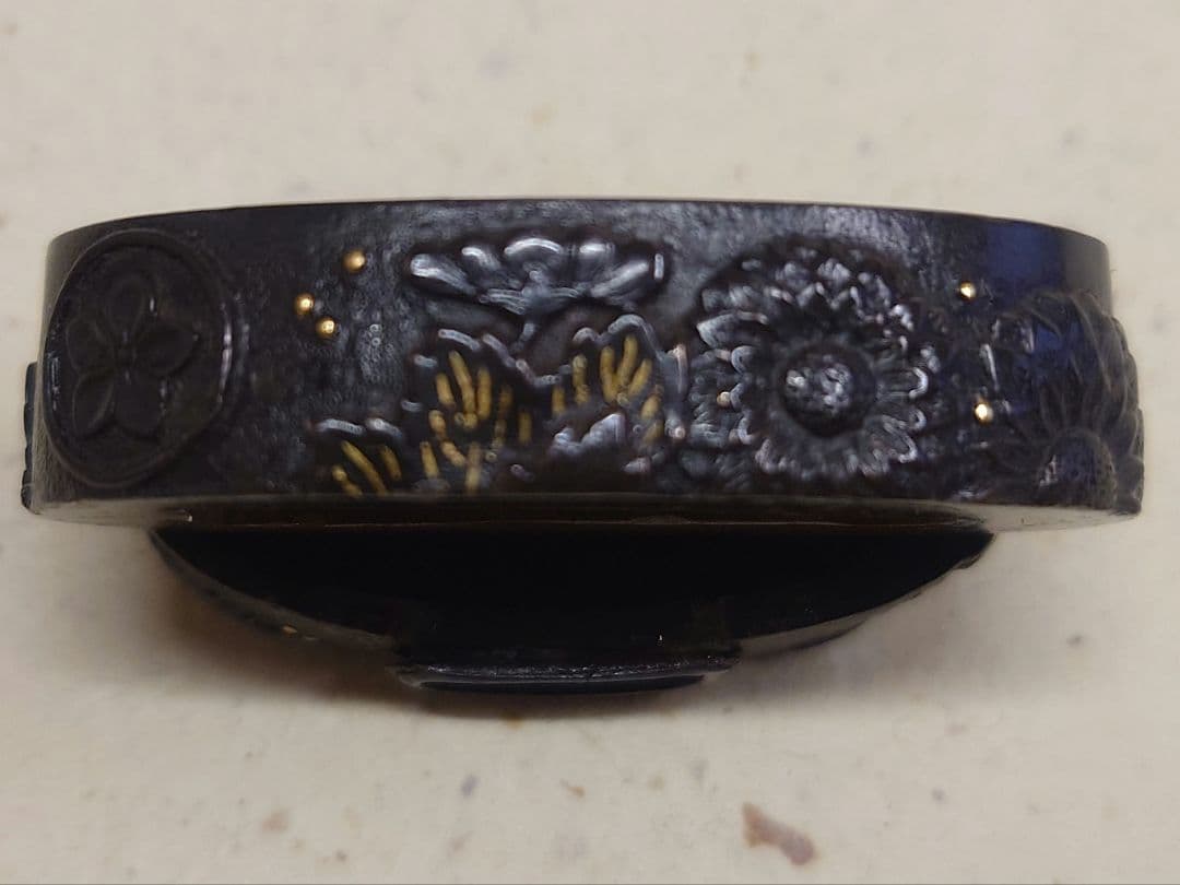 縁頭、山金地に華に家紋図