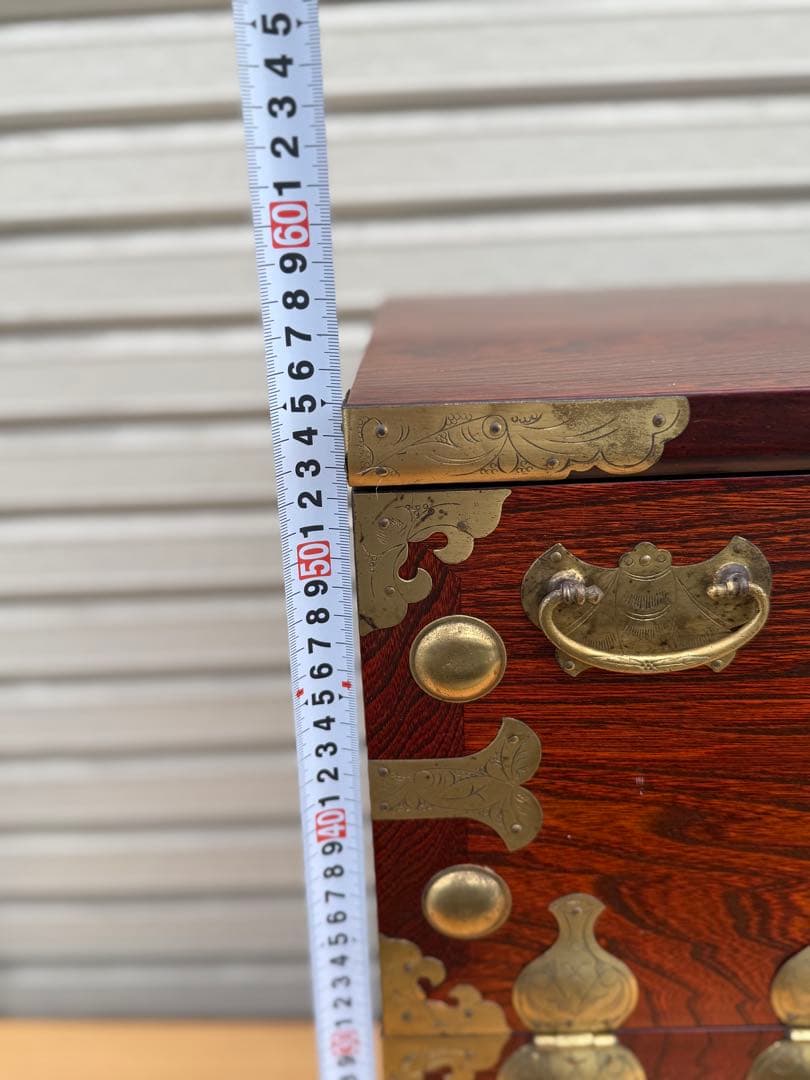 伝統的な木製箪笥 金具装飾付き
