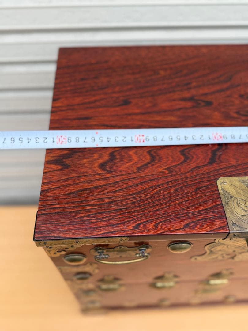 伝統的な木製箪笥 金具装飾付き