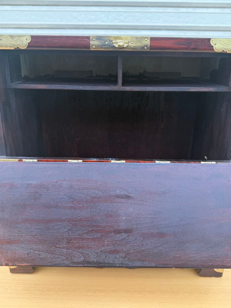 伝統的な木製箪笥 金具装飾付き