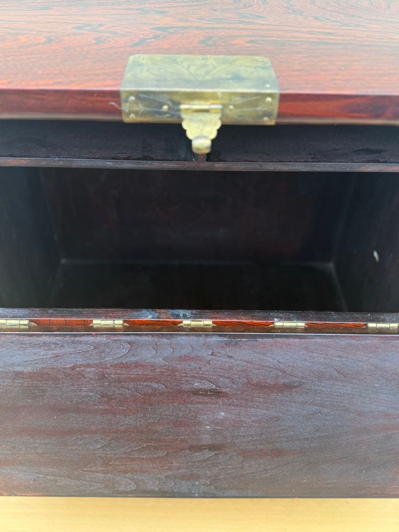 伝統的な木製箪笥 金具装飾付き