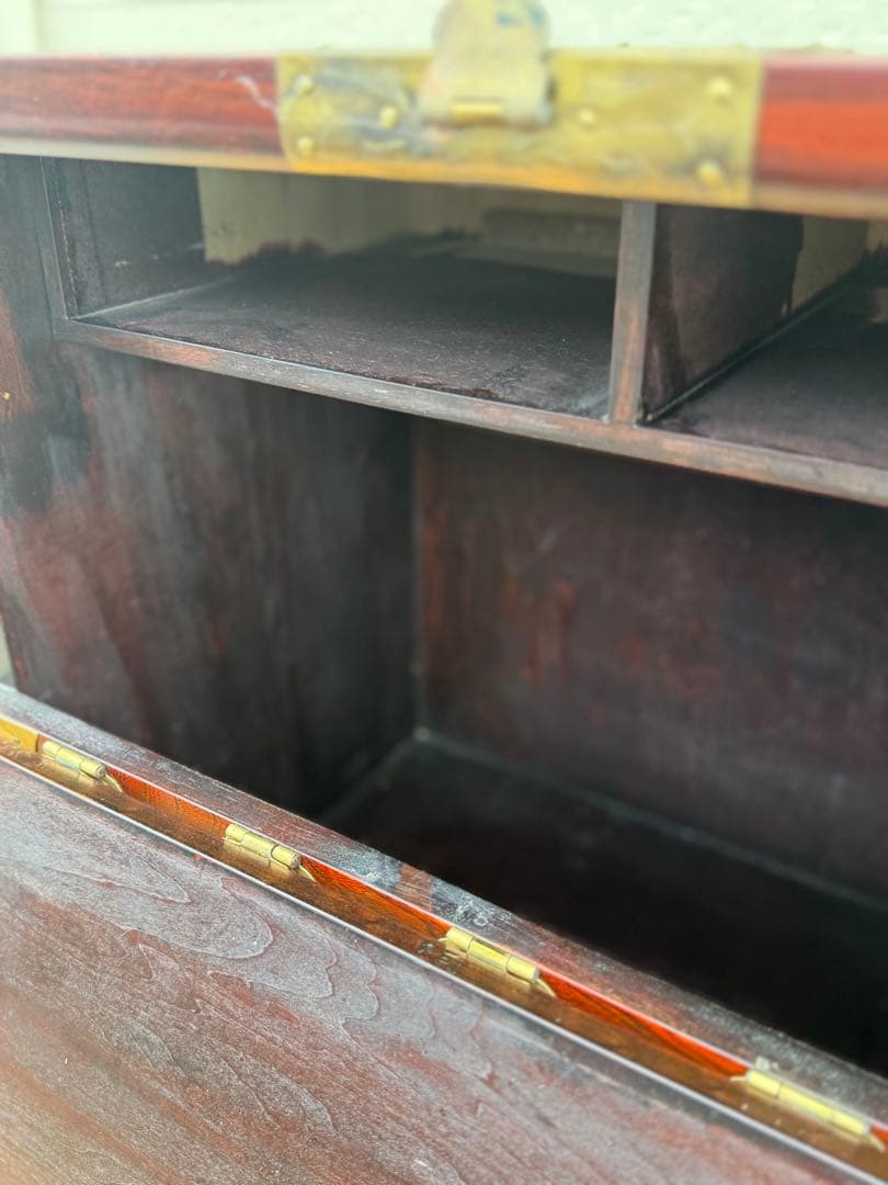 伝統的な木製箪笥 金具装飾付き