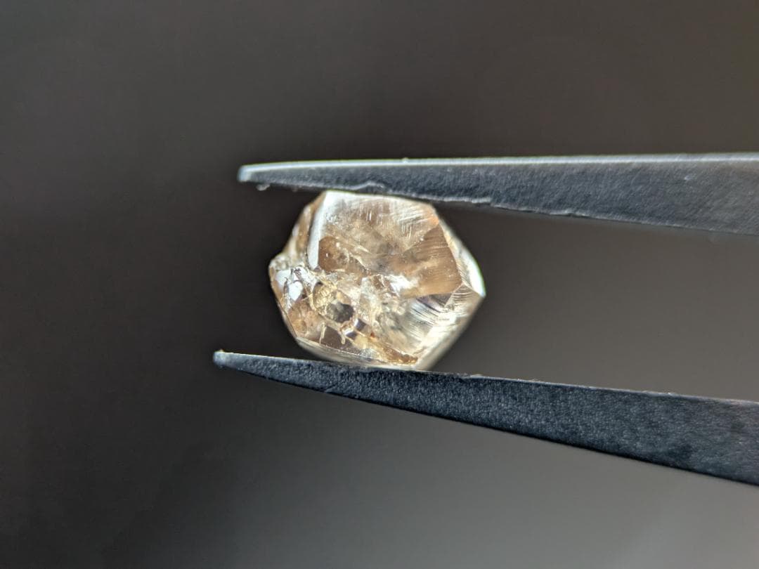 天然ダイヤモンド（蛍光アリ）　1.845カラット