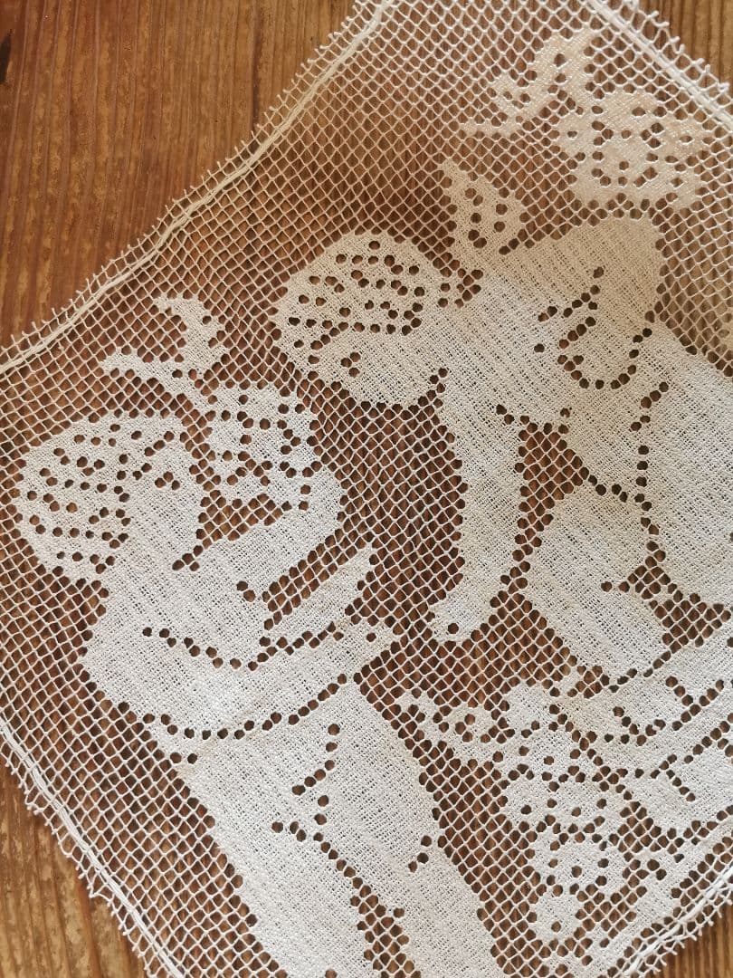 アンティークフランス 手編みリネンフィレレースパネル 天使の葡萄酒ワイン作り