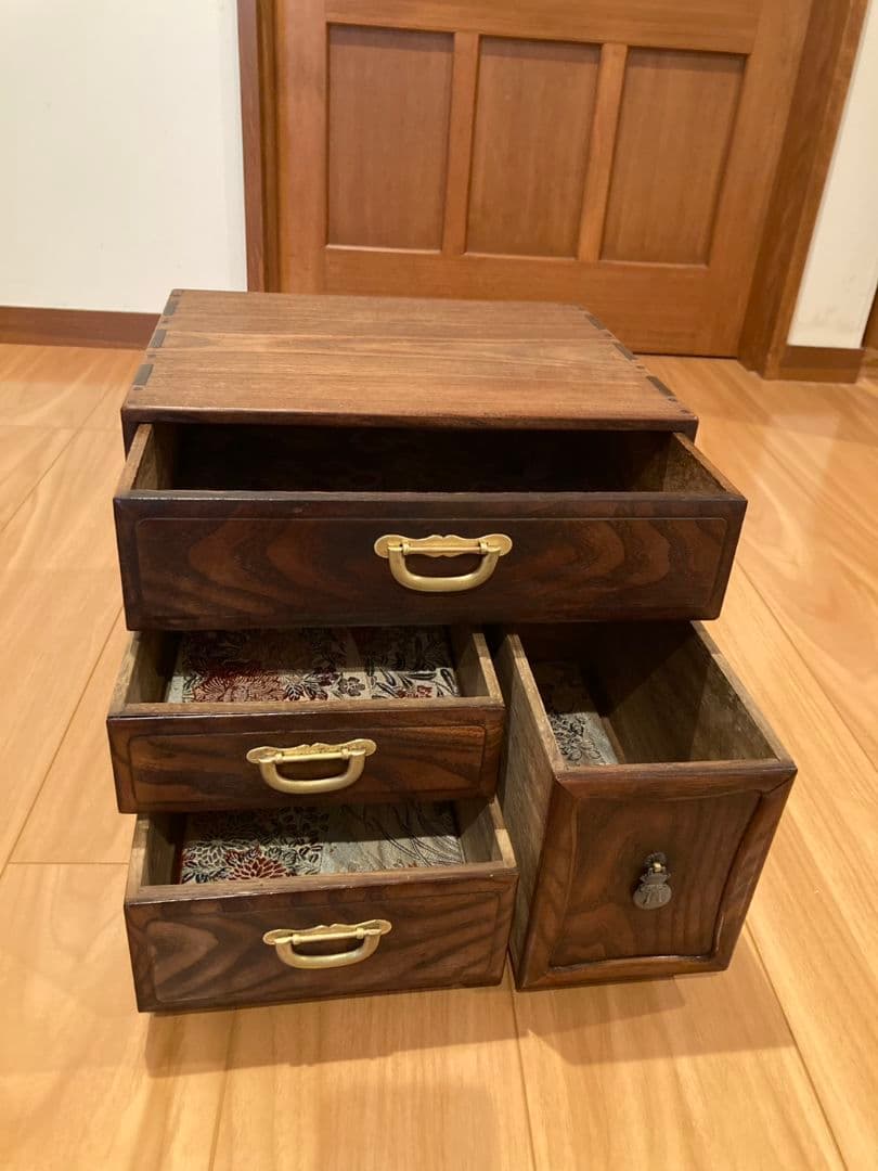 松平家　時代箪笥 （化粧箱）