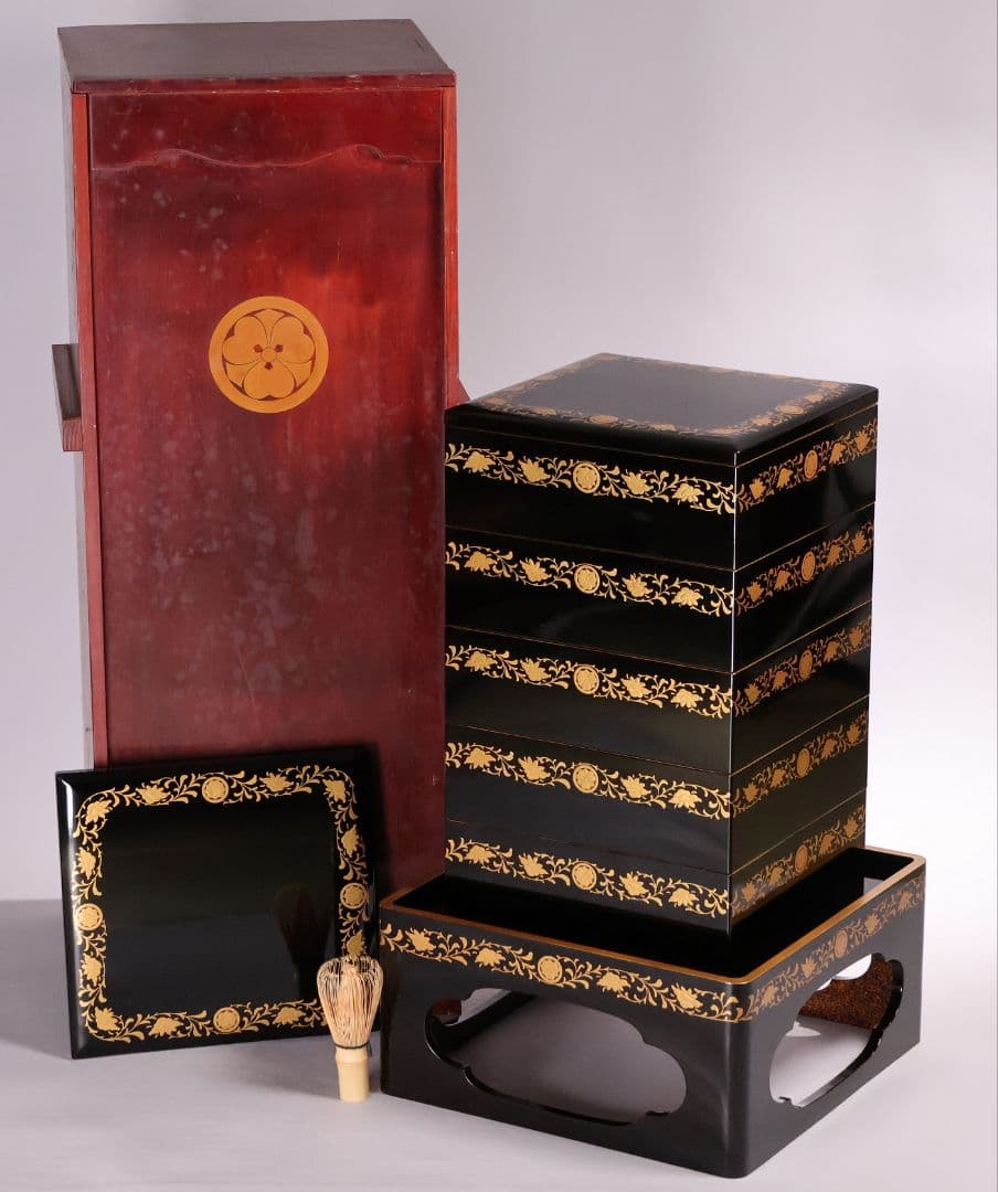 【MB208】輪島塗 家紋金蒔絵 五段重箱 台付 剣片喰花唐草 黒塗梨地 天然木