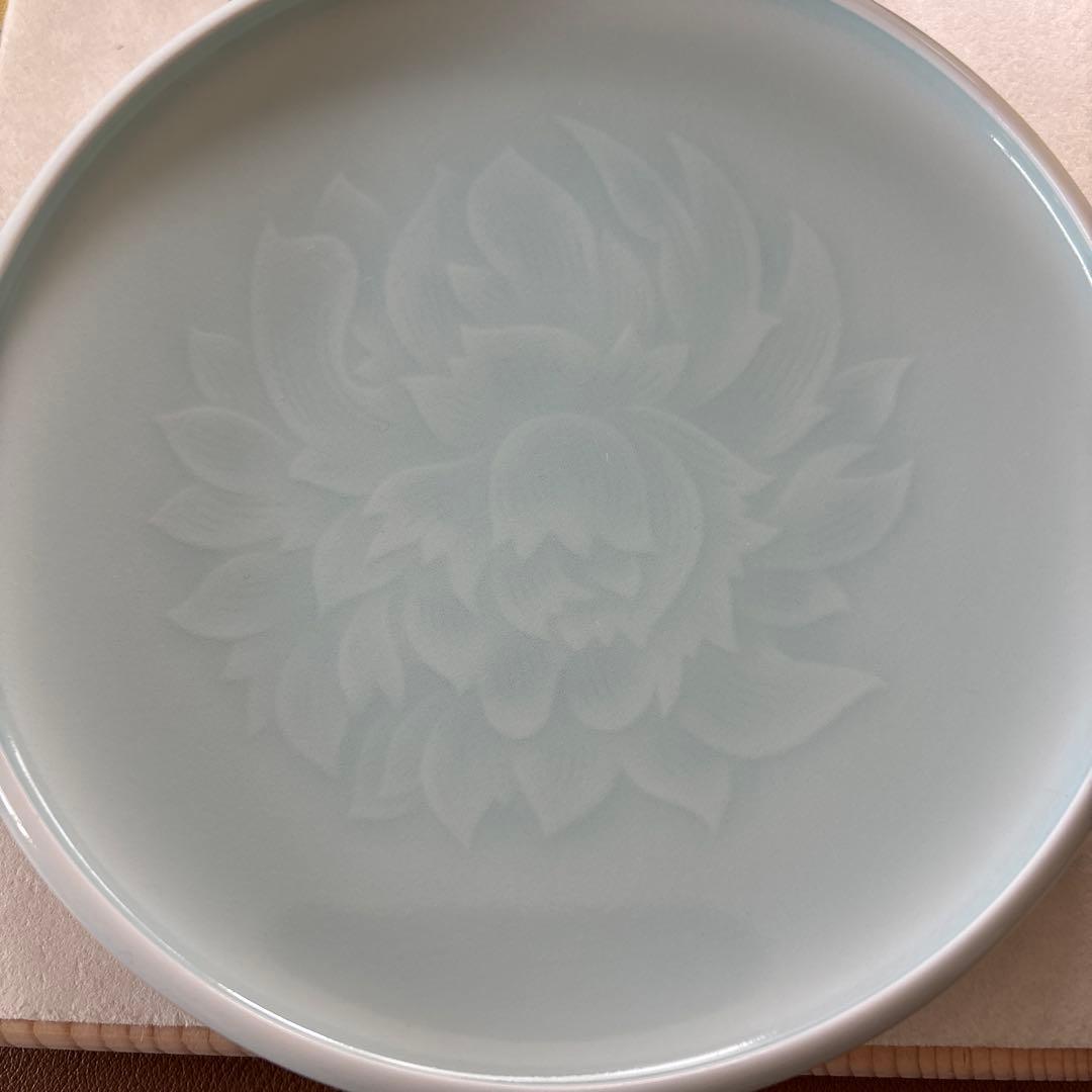 新品未使用　蓮の花彫刻 青白い陶器の皿　塚本快示　人間国宝5枚　　13㎝