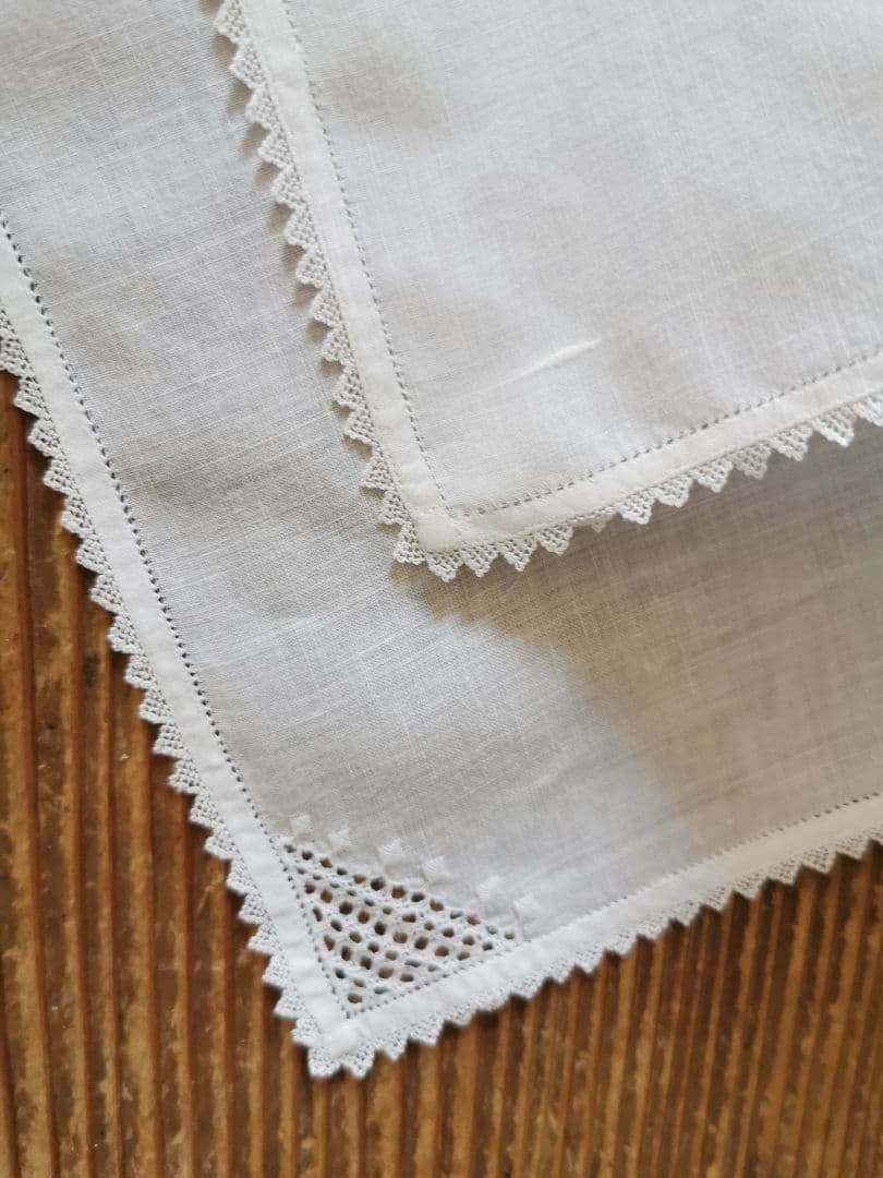 アンティーク 緻密なシュバルム白糸刺繍 繊細なトライアングルフリル ハンカチ β