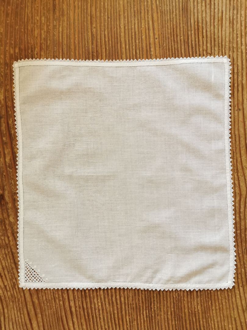 アンティーク 緻密なシュバルム白糸刺繍 繊細なトライアングルフリル ハンカチ β
