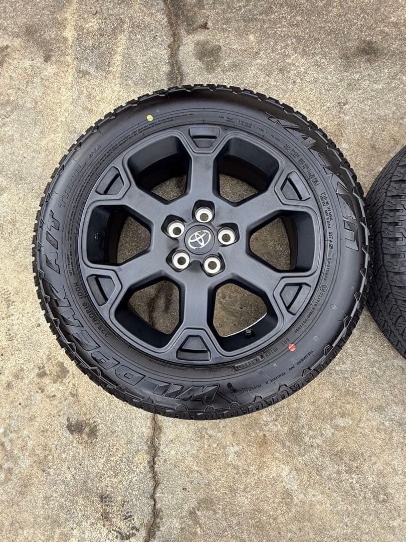 RAV4 オフロードパッケージ2 純正ホイールタイヤ　令和7年11月納車　美品