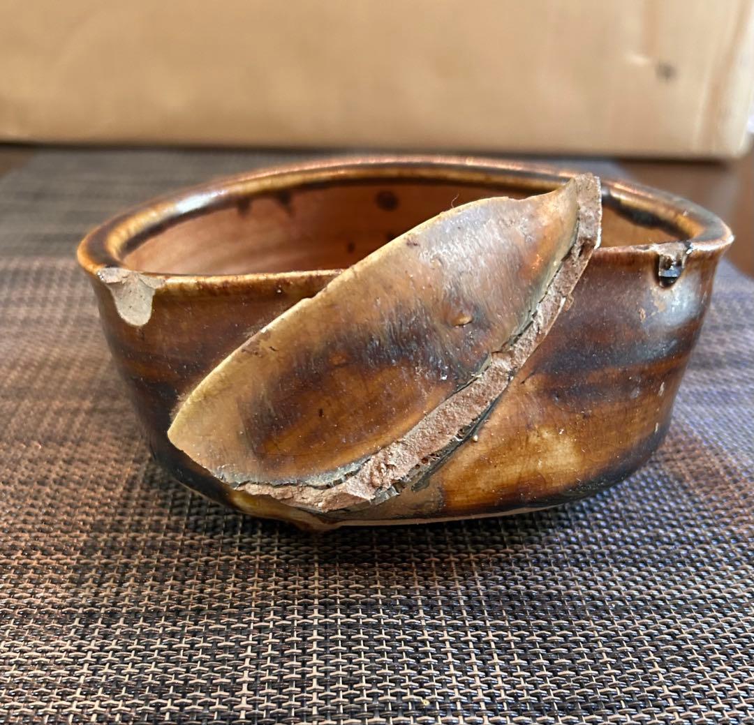 希少　桃山　掘の手（発掘品）菊花紋　織部　三つ足　香炉　飴釉（卯の花釉）