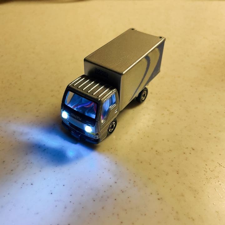 改造トミカ　LEDが光る 佐川　トラック