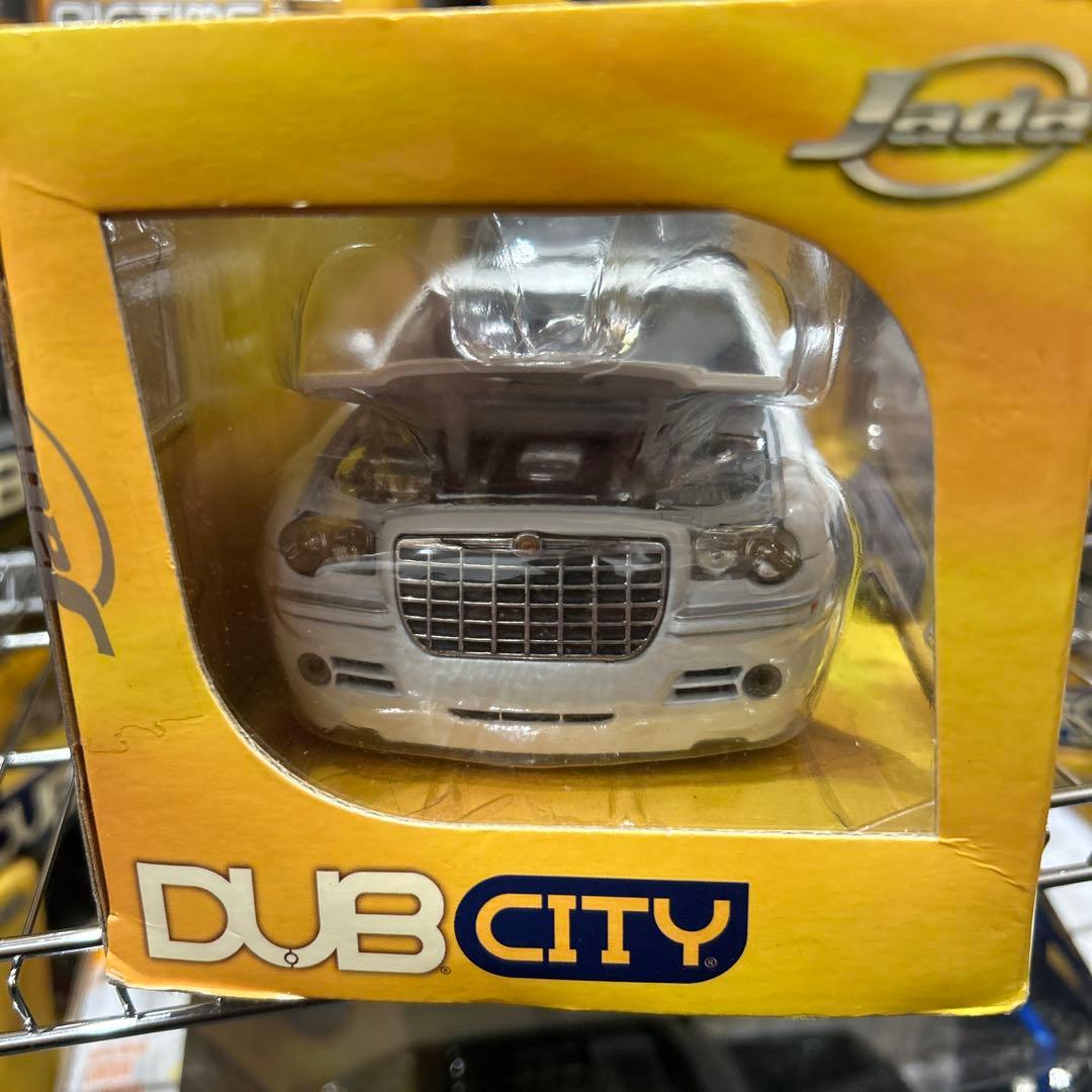 DUB CITY Chrysler 300C ホワイト 1/24