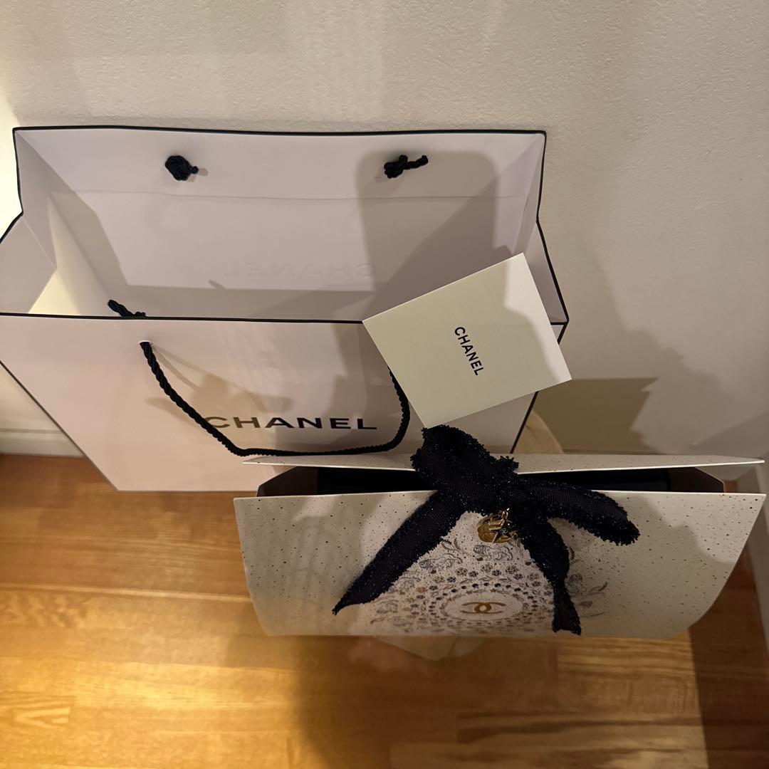 シャネルクリスマスコフレリップアンドネイルケアショッパー限定チャーム付き