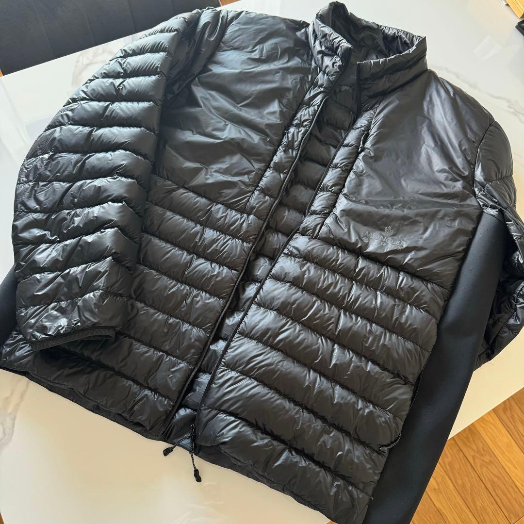 値下げ中　MONCLER ブラック ライトダウンジャケット