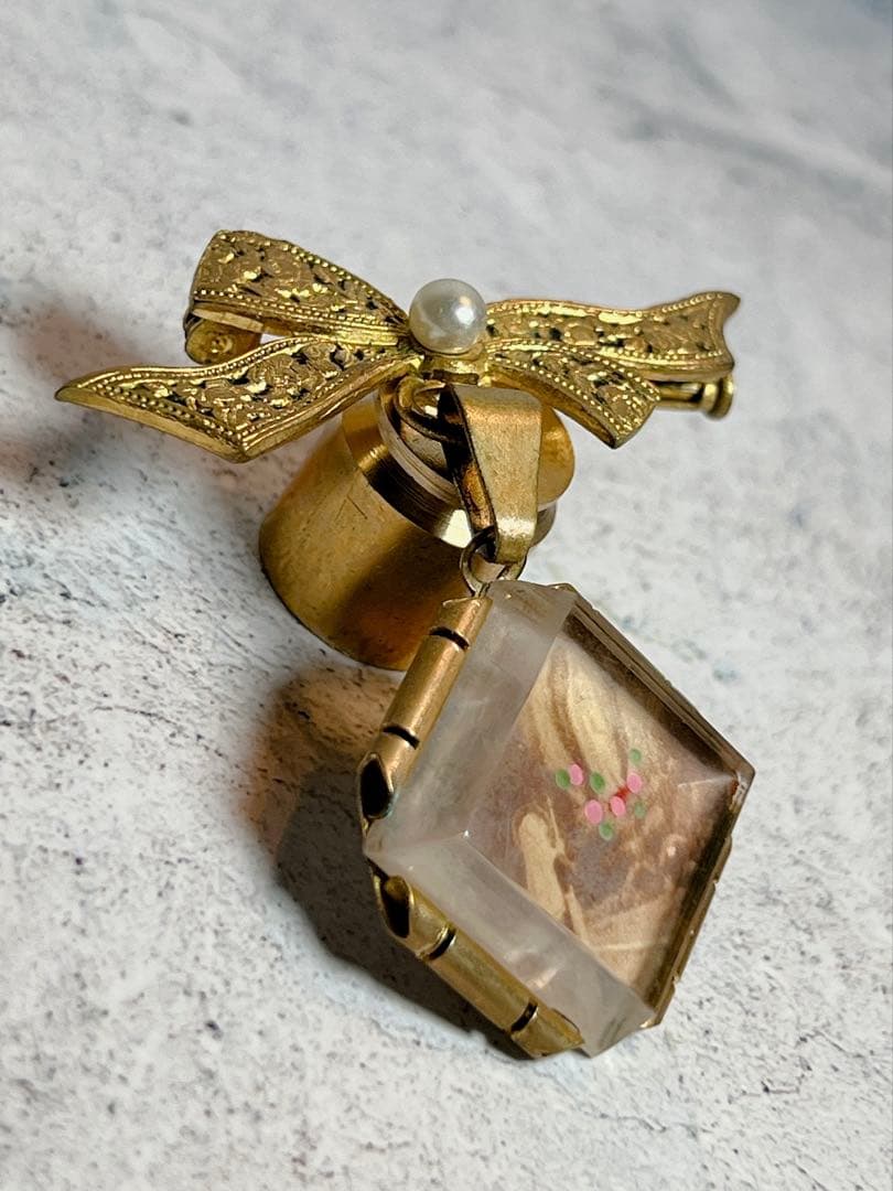 フランス製アンティーク　ルルドの泉　ブローチ　聖母マリア　コスチュームジュエリー