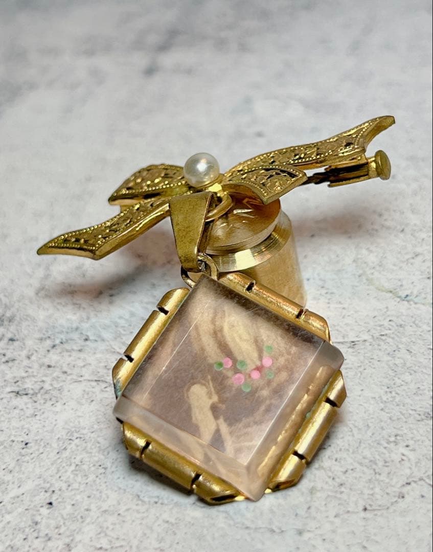 フランス製アンティーク　ルルドの泉　ブローチ　聖母マリア　コスチュームジュエリー