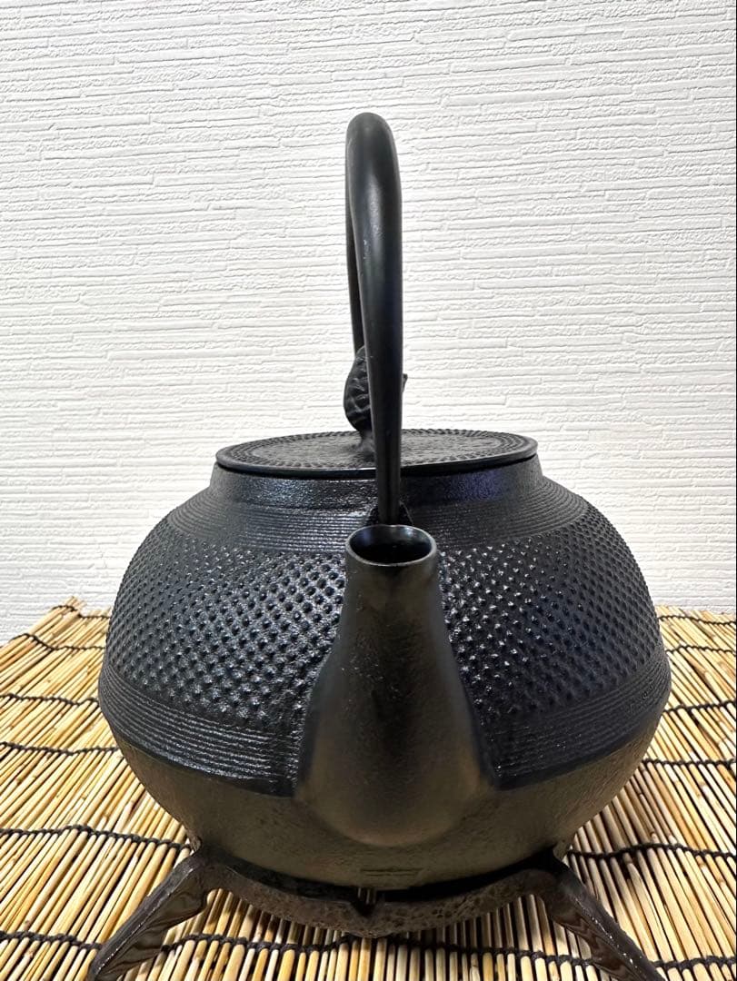 未使用品、供箱等付属品付　南部霞銘　南部池永造　２０型筋目アラレ　南部鉄瓶