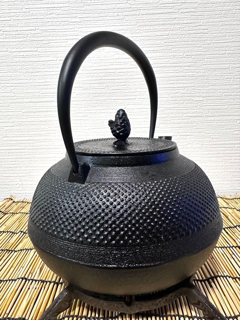 未使用品、供箱等付属品付　南部霞銘　南部池永造　２０型筋目アラレ　南部鉄瓶