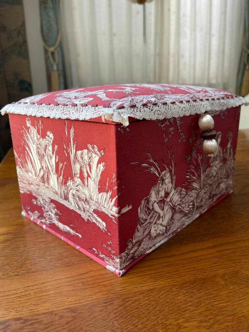 ミッキー様オーダーご依頼作品です カルトナージュ裁縫箱(大)