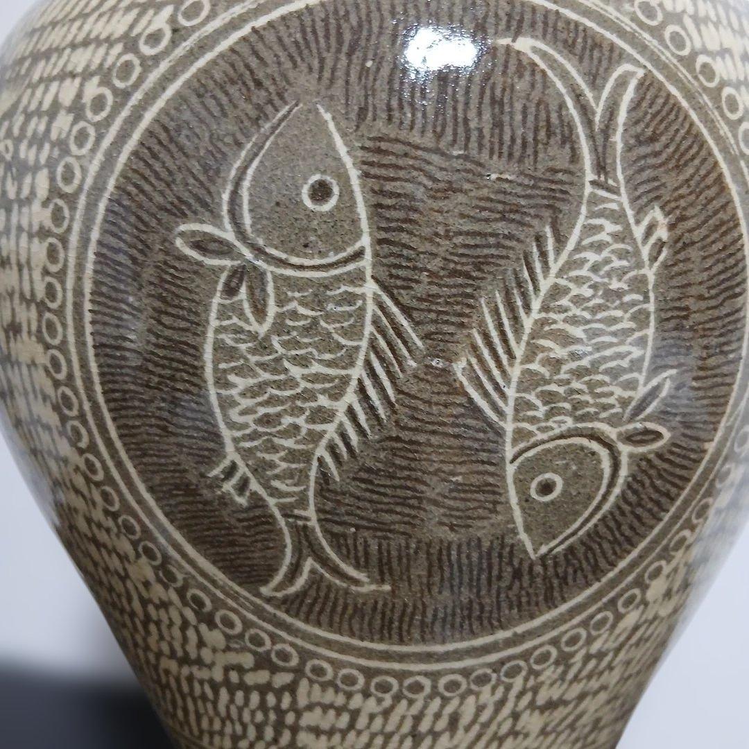 陶器 花瓶 魚と鳥の模様 双魚　象嵌技法　韓国　朝鮮　粉青沙器　梅瓶