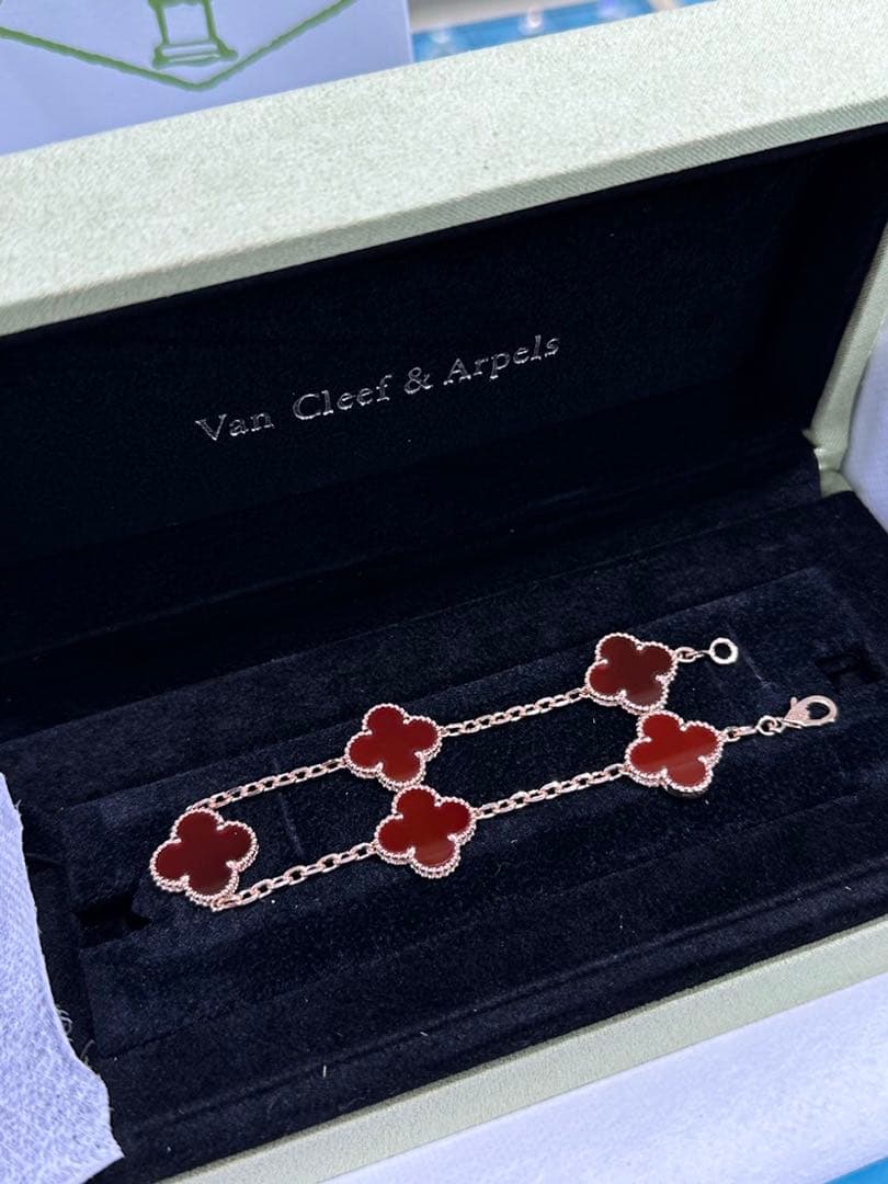 赤いブレスレット