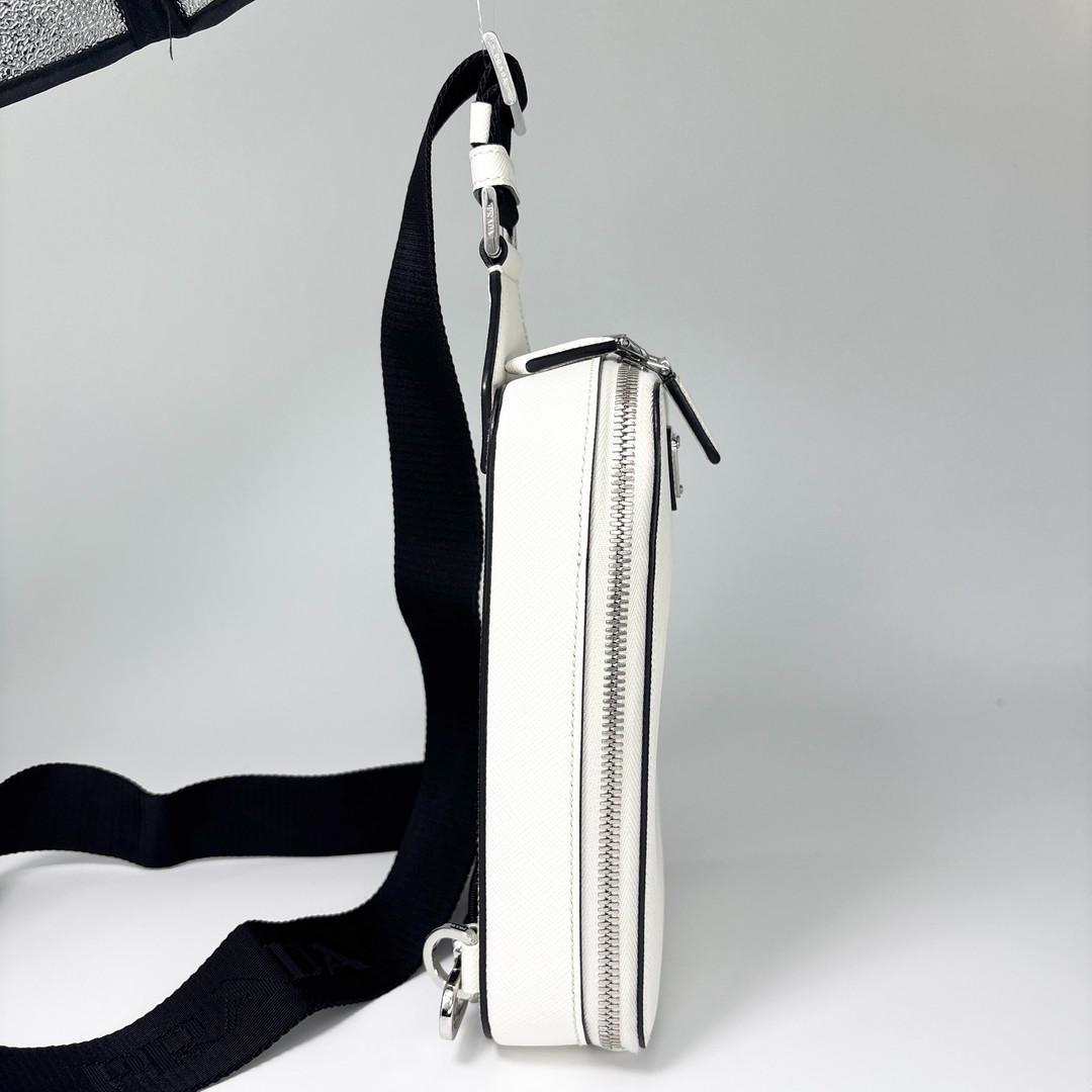 未使用 プラダ ショルダーバッグ メンズ ホワイト レザー トライアングルロゴ