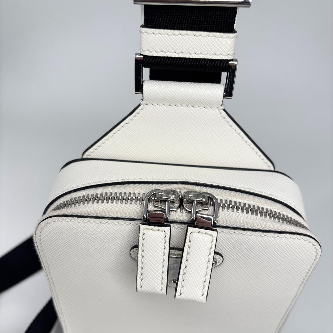 未使用 プラダ ショルダーバッグ メンズ ホワイト レザー トライアングルロゴ