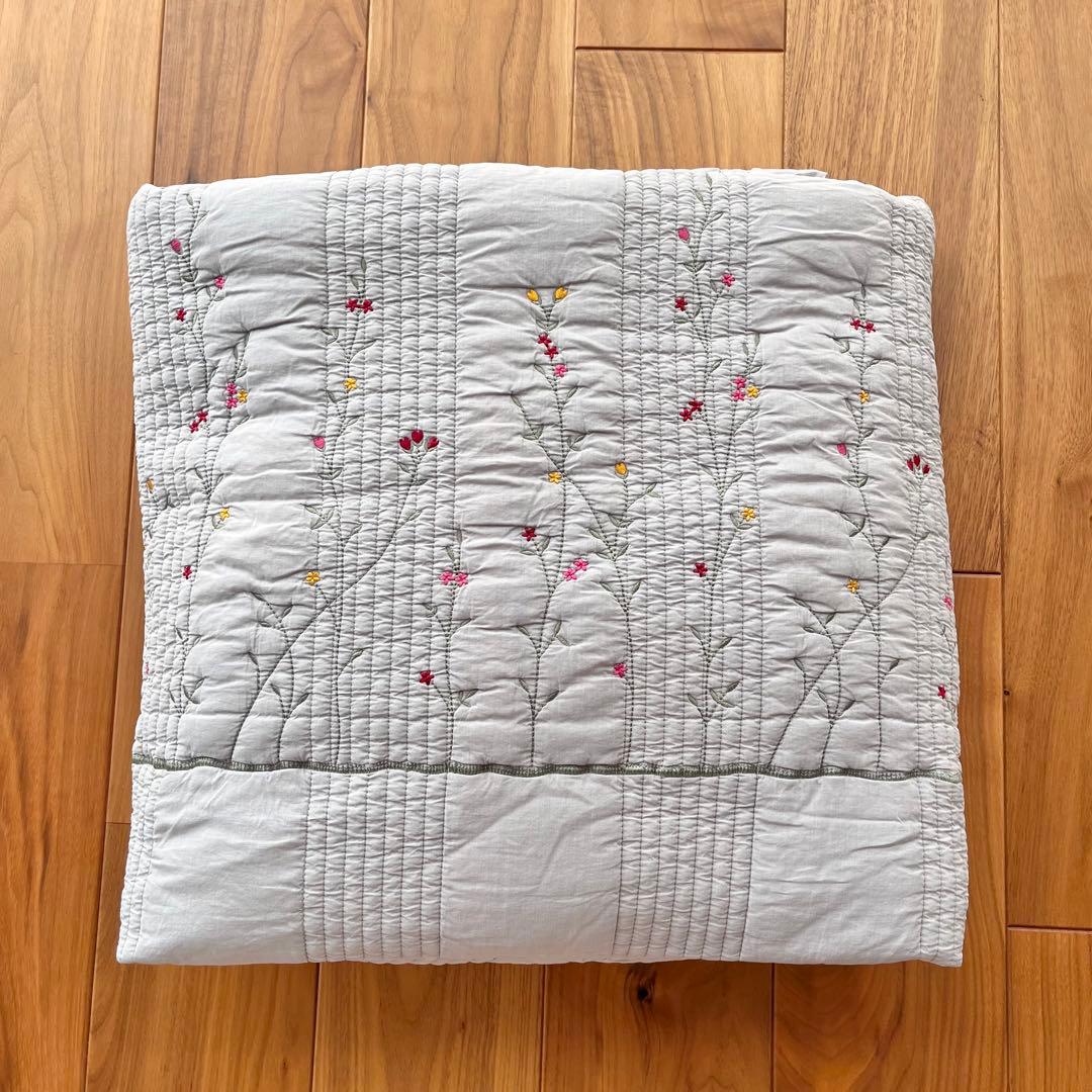 イブルマット◎ライトグレー　お花刺繍入り　キルティング 韓国　165×210