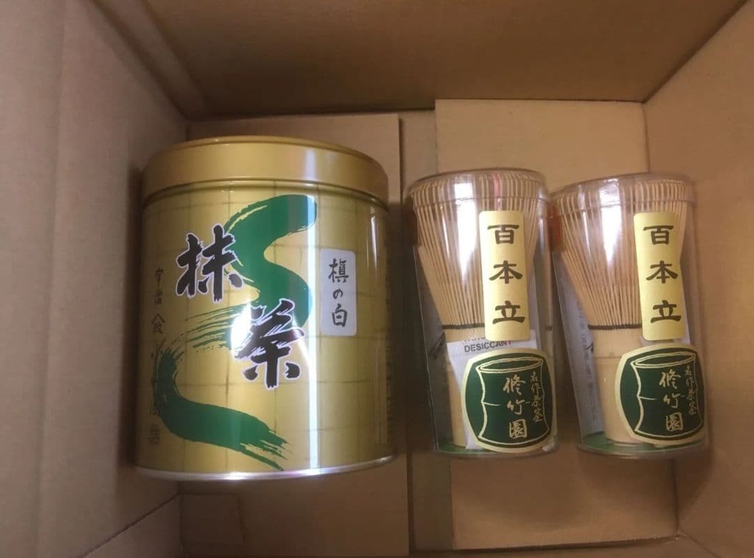 山政小山園　宇治抹茶　槇の白(まきのしろ)３００ｇ缶　特選茶筅百本立２個