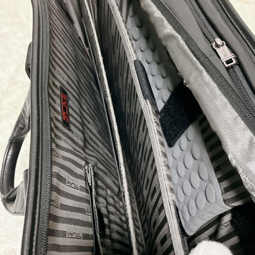 【超美品】TUMI カーフレザー大容量　ビジネスバッグ ブラック通勤　A4 PC