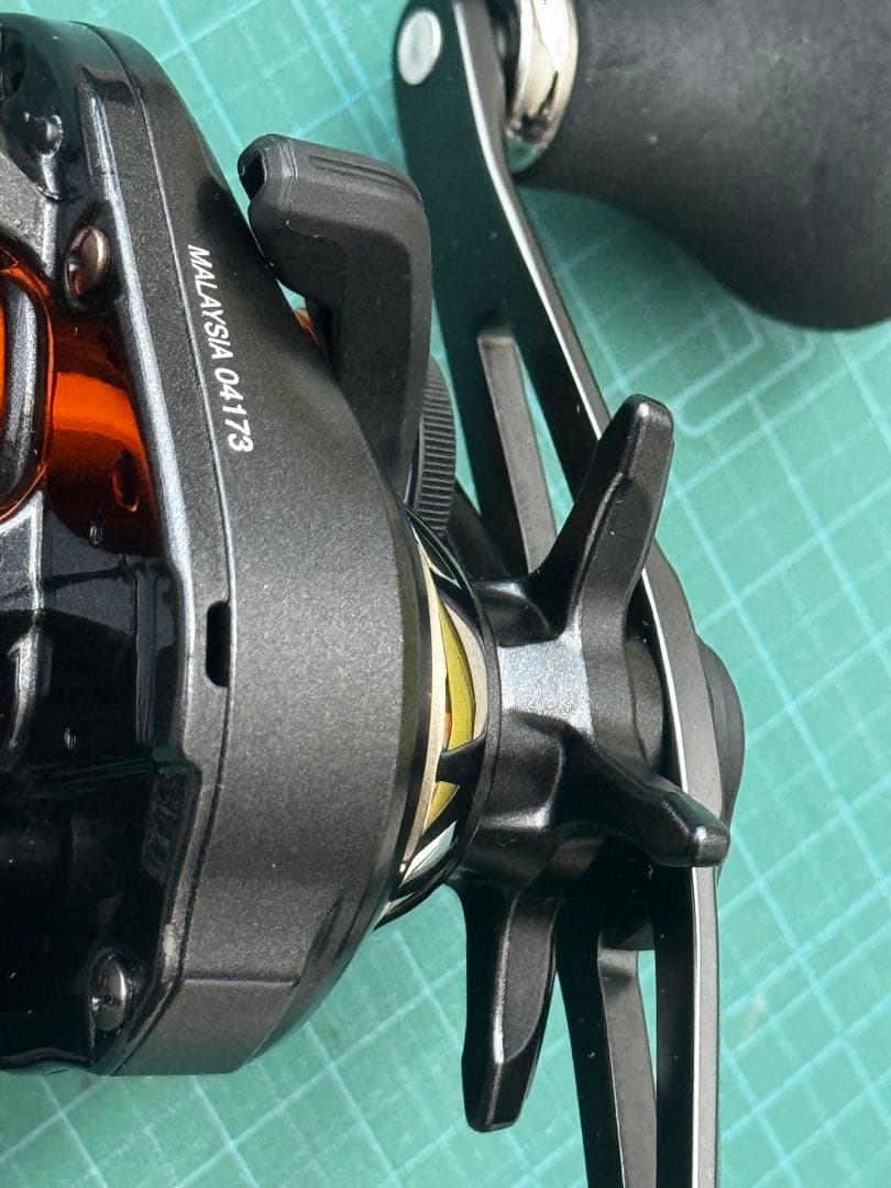 シマノ 20バルケッタ F カスタム 150DHXG（右）