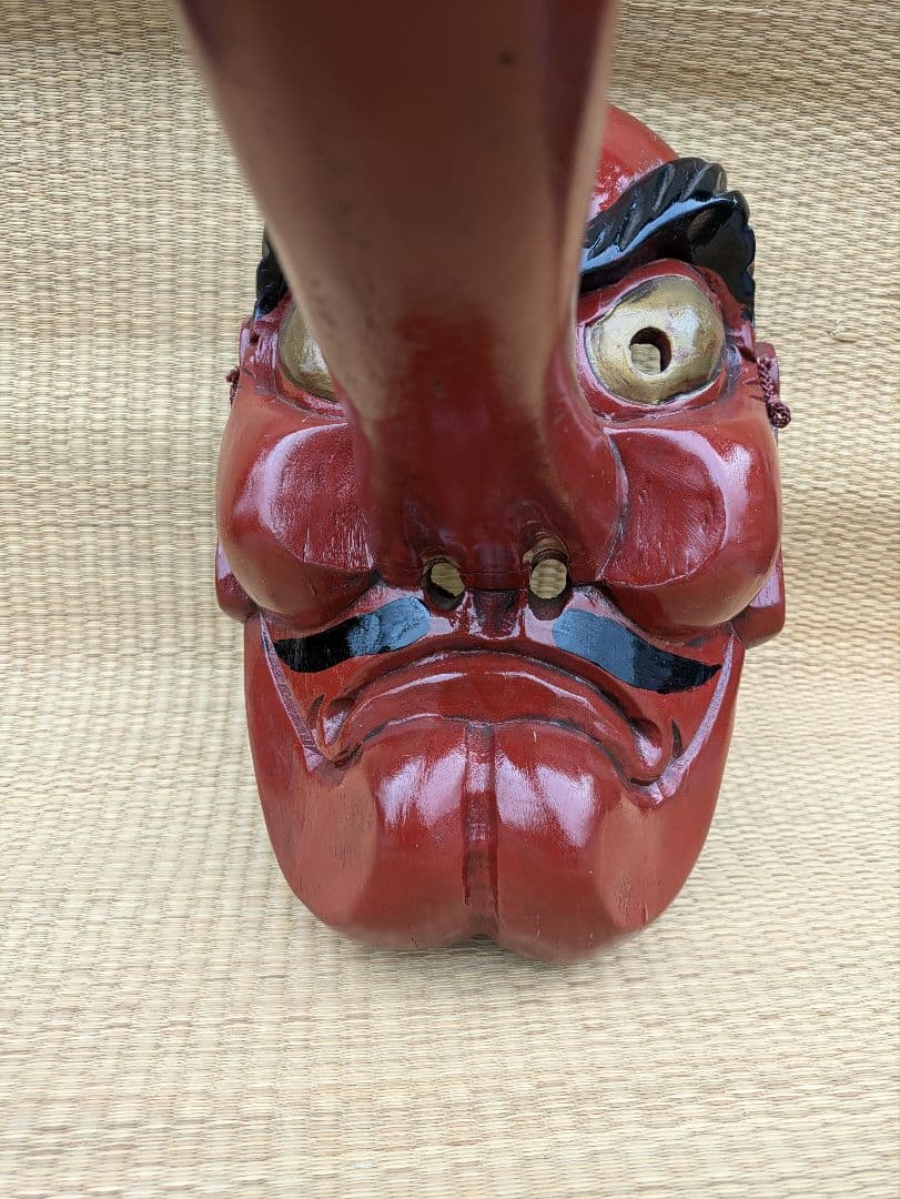 大迫力の天狗面　木製品　壁飾り　程度の良い中古品