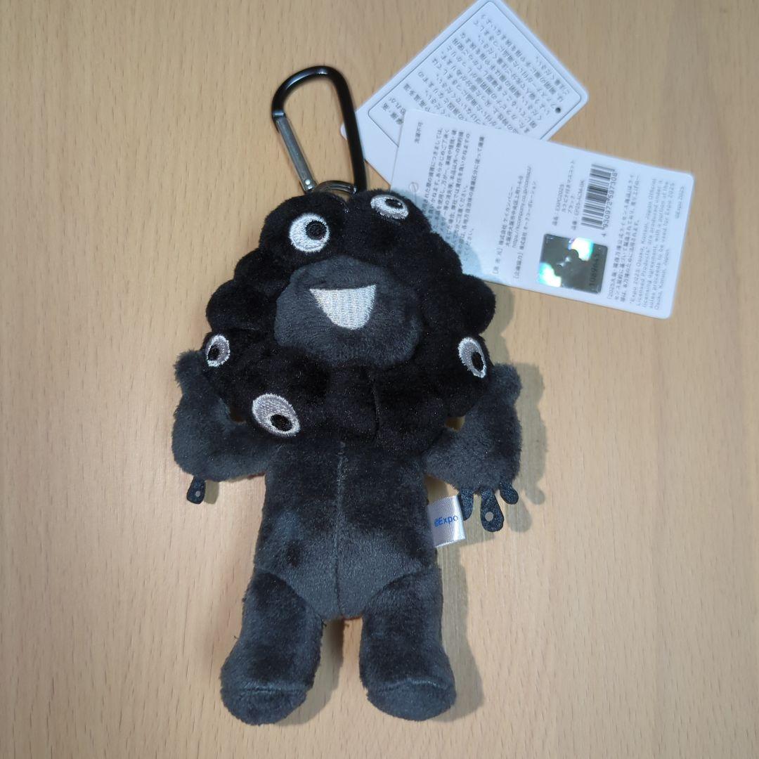 ま*３様 新品未使用タグ付き 黒ミャクミャクカラビナ付きマスコット 立ち