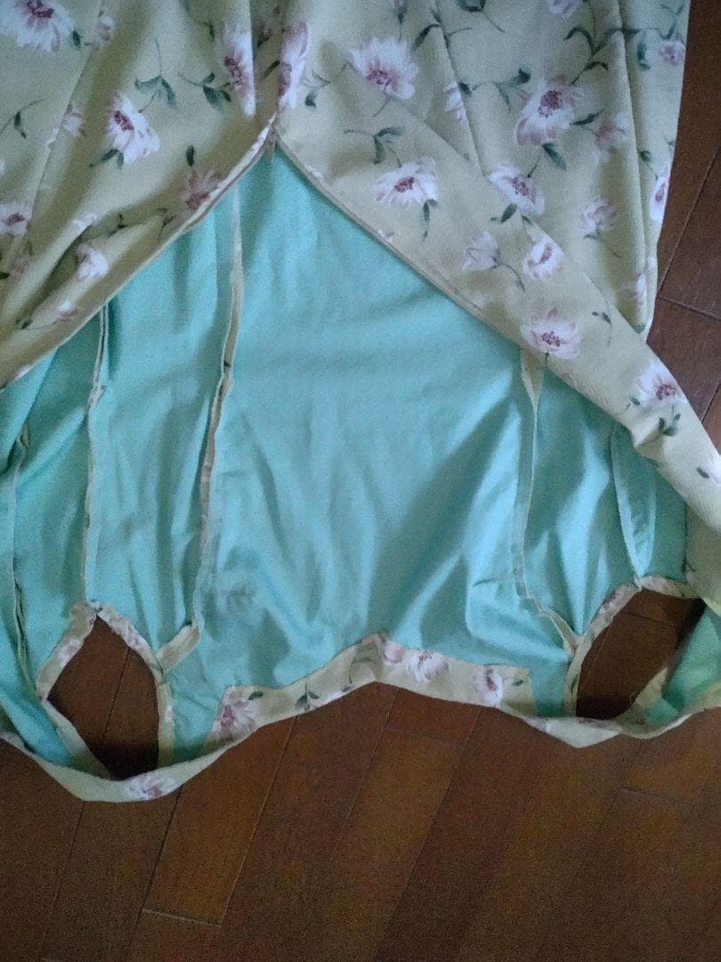 ハンドメイドフラメンコ衣装　やわらかな薄い緑に花縦フリル　優しい印象の一枚